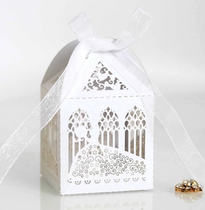 Vue détaillée de la boîte à bonbons blanche découpée au laser avec motif église