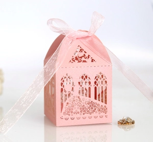 Boîte à dragées de mariage rose découpée au laser en forme d'église avec ruban doux