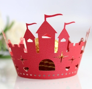 Rode lasergesneden cupcake wrappers met kasteelsilhouet en sterren voor feestdecoratie