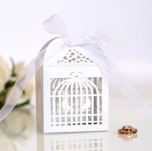 Dettaglio della scatola regalo a gabbia tagliata al laser con nastro bianco per matrimoni