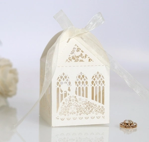 Détail boîte de mariage découpée au laser ivoire avec motifs d'église et ruban satiné