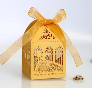 Boîte de dragées église dorée découpée au laser avec ruban en organza et motifs floraux
