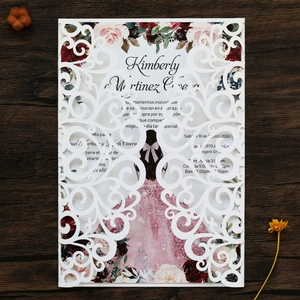 Détail d'invitation de mariage découpée au laser avec pochette et carte à fleurs