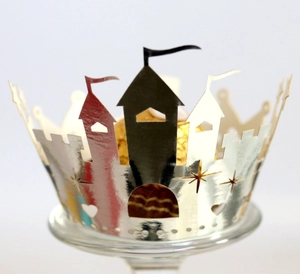 Gouden kasteel cupcake wrapper met fijne lasergesneden holle details