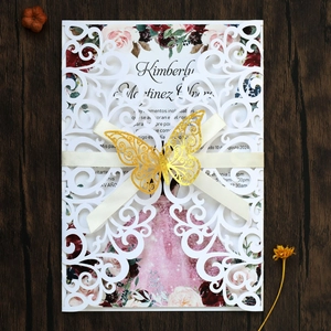Invitation de mariage découpée au laser avec insert floral et ruban de soie crème
