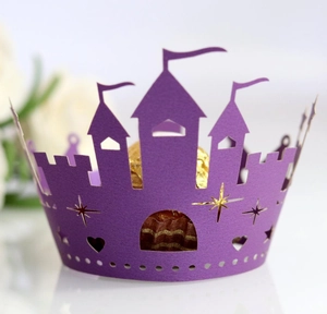 Paarse kasteel cupcake wikkel met lasergesneden details en goudfolie chocoladevulling