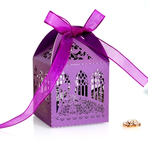 Élégante boîte de dragées de mariage violette découpée au laser en papier perlé scintillant