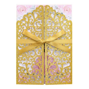 Détail d'invitation de mariage découpée au laser avec ruban doré et motif de rose