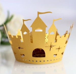 Gouden lasergesneden kasteel cupcake wrapper van parelpapier voor Halloween of feesten