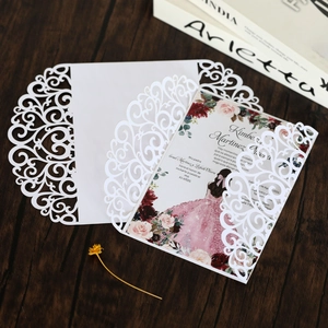 Détail d'invitation de mariage blanche découpée au laser avec insert floral sur bois