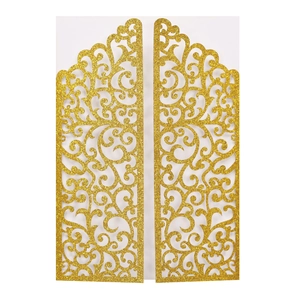 Détail de l'invitation de mariage dorée découpée au laser avec motifs de fleurs pailletées
