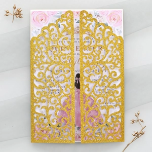 Détail du faire-part de mariage doré à paillettes découpé au laser avec carte rose