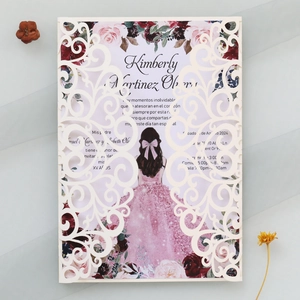 Détail d'invitation découpée au laser avec motifs floraux et design élégant XV Años
