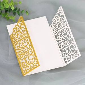 Détail d'invitation de mariage pailletée découpée au laser avec motif papillon ajouré