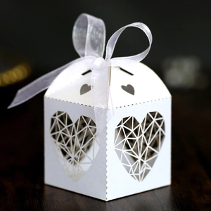 Boîte à bonbons de mariage ivoire avec motif de cœur évidé et ruban en organza blanc