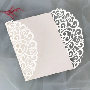 Faire-part de mariage crème découpé au laser avec dentelle florale et volutes