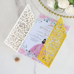 Détail de l'invitation en papier pailleté découpé au laser avec design papillon évidé