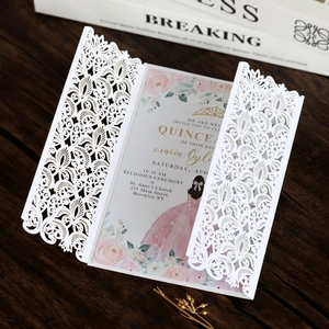 Détail de l'invitation découpée au laser avec carte intérieure rose thème princesse