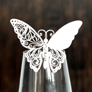 Marque-places papillon blancs découpés au laser pour décoration de verres de mariage