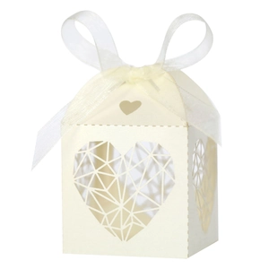 Détail de la boîte à bonbons cœur découpée au laser ivoire avec ruban et motifs chic