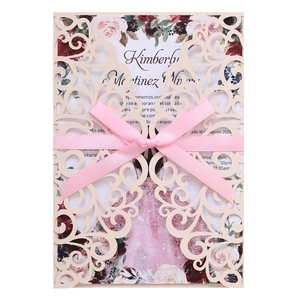Détail de l'invitation découpée au laser avec nœud en satin rose et motif floral