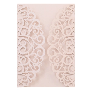 Détail de la pochette d'invitation rose découpée au laser avec motifs floraux élégants
