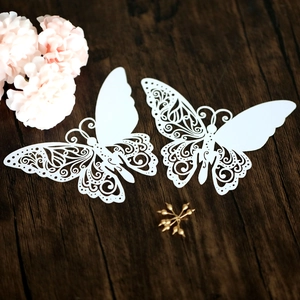 Cartes papillon blanches découpées au laser avec motifs ajourés sur bois