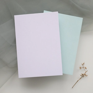 Vue détaillée de dessus de cartes d'invitation minimalistes rose pastel et bleu clair