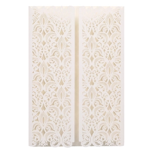 Détail de dentelle découpée au laser sur couverture de carte d'invitation de mariage