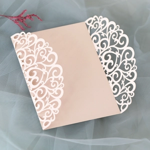 Gros plan sur l'invitation de mariage découpée au laser avec motifs floraux ajourés