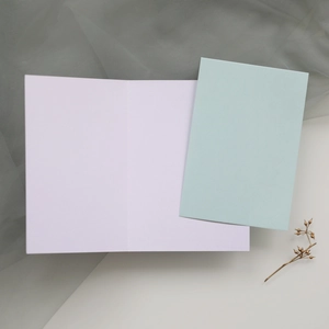 Vue détaillée de la carte d'invitation découpée au laser en papier mat vert sauge et blanc