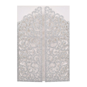 Détail d'invitation de mariage argentée pailletée avec motifs floraux découpés au laser