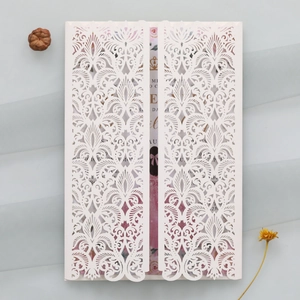 Détail de l'invitation de mariage en dentelle découpée au laser avec motif floral