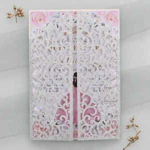 Détails de l'invitation découpée au laser en argent pailleté avec motif floral Quinceañera