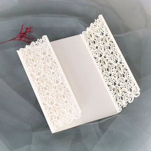 Détail de l'invitation de mariage découpée au laser avec motifs de dentelle florale