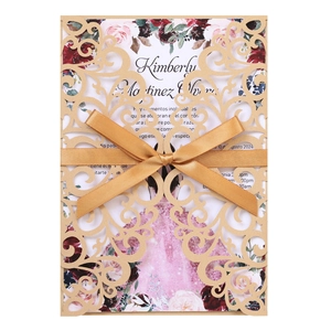 Détail d'invitation découpée au laser avec ruban champagne et insert floral rose