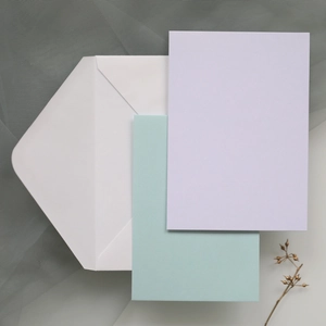 Détail de l'ensemble d'invitation avec enveloppe blanche et cartes de couleur