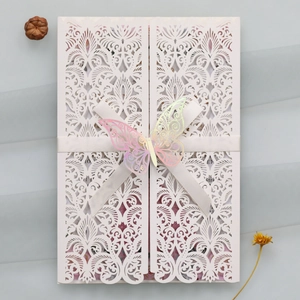 Invitation de mariage découpée au laser avec motif évidé crème et ruban papillon