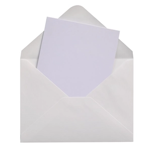 Gros plan d'une enveloppe blanche minimaliste avec carte intérieure vierge assortie