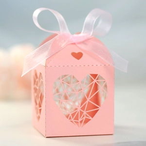 Boîte à bonbons rose avec cœur ajouré et ruban pour mariages et Saint-Valentin