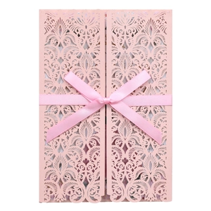 Invitation de mariage rose découpée au laser avec motifs élégants et ruban en satin