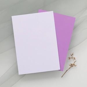 Détail de cartes d'invitation minimalistes violettes et blanches sur fond texturé