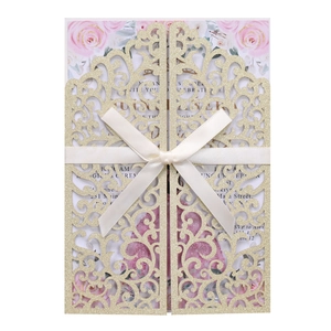 Vue détaillée du faire-part doré découpé au laser avec ruban satin et motif floral