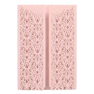 Vue détaillée du faire-part rose découpé au laser avec motifs floraux évidés