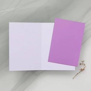 Carte d'invitation blanche et enveloppe violette avec détail de branche dorée