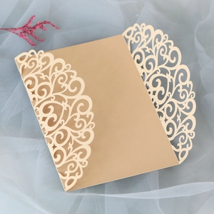 Détail d'invitation de mariage dorée découpée au laser avec motifs ajourés élégants