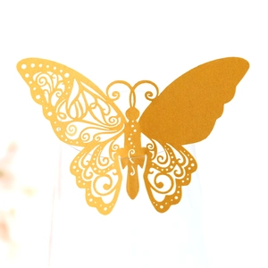 Détail d'une carte de place papillon dorée découpée au laser pour décor de mariage