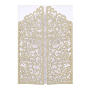 Détail de l'invitation de mariage découpée au laser en or champagne avec des paillettes