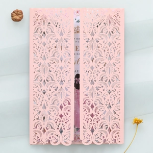 Détail de carte d'invitation rose découpée au laser avec motif floral élégant