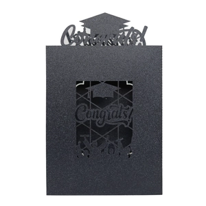 Gros plan d'une carte de remise des diplômes noire pailletée avec motifs découpés au laser